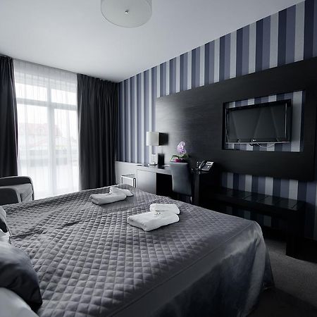 Hotel Grafit Kostomloty Pierwsze ภายนอก รูปภาพ