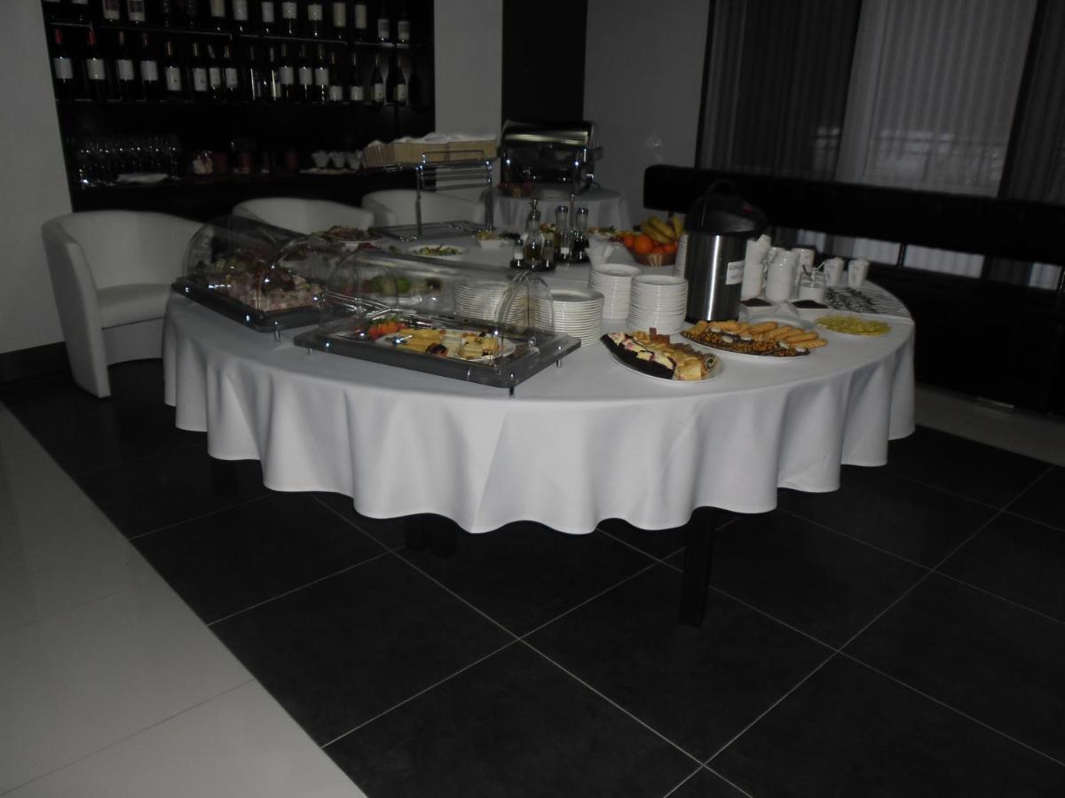 Hotel Grafit Kostomloty Pierwsze ภายนอก รูปภาพ