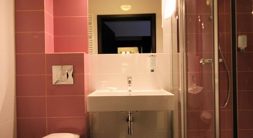 Hotel Grafit Kostomloty Pierwsze ภายนอก รูปภาพ
