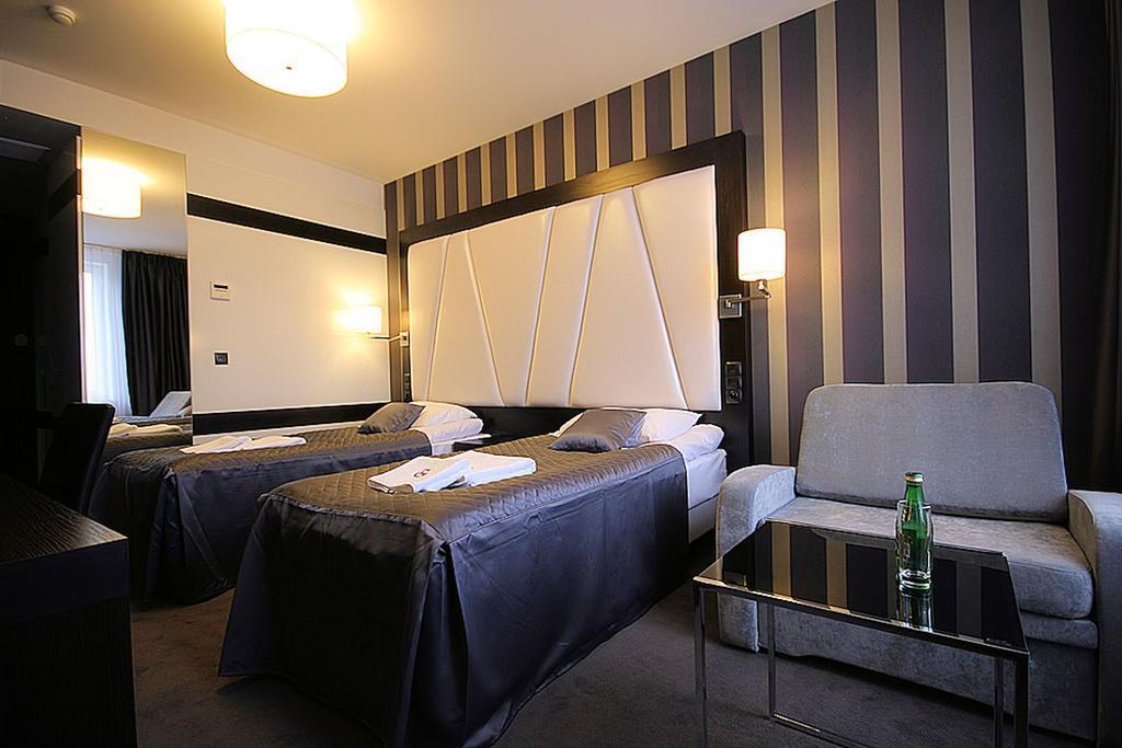 Hotel Grafit Kostomloty Pierwsze ห้อง รูปภาพ