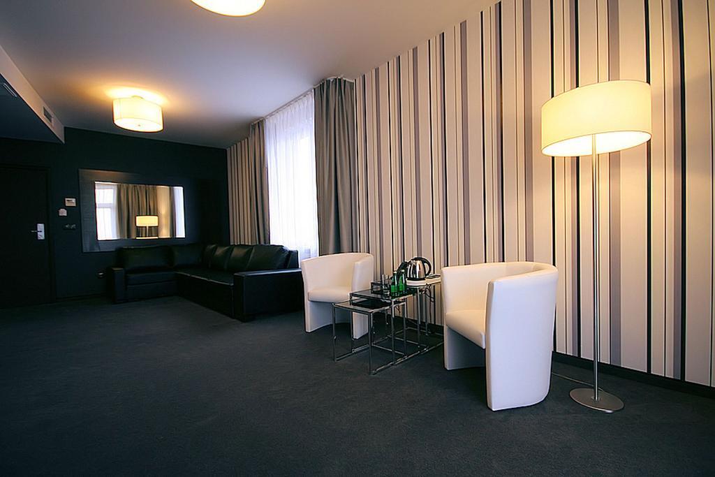 Hotel Grafit Kostomloty Pierwsze ห้อง รูปภาพ