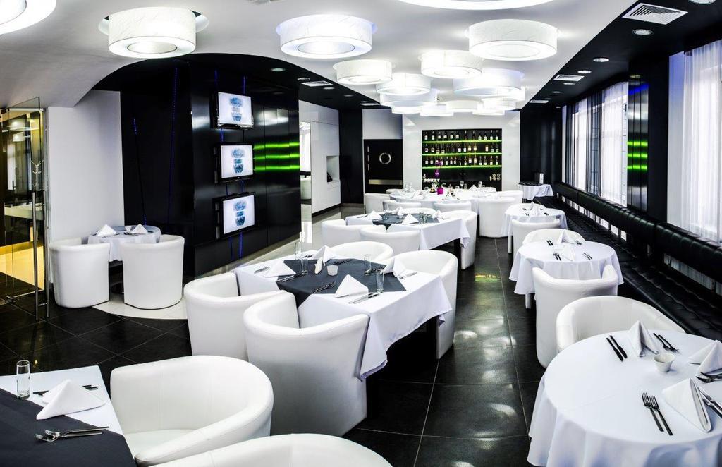 Hotel Grafit Kostomloty Pierwsze ภายนอก รูปภาพ