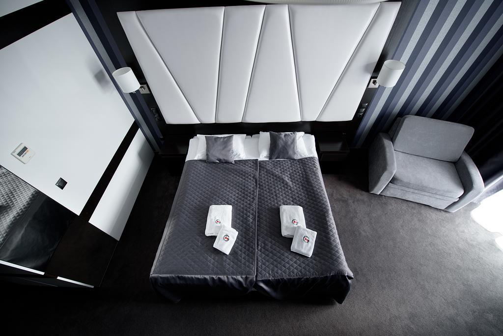 Hotel Grafit Kostomloty Pierwsze ภายนอก รูปภาพ