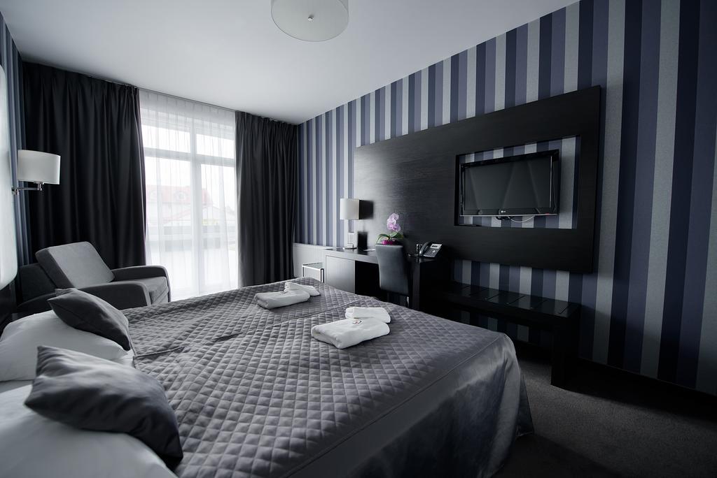 Hotel Grafit Kostomloty Pierwsze ภายนอก รูปภาพ