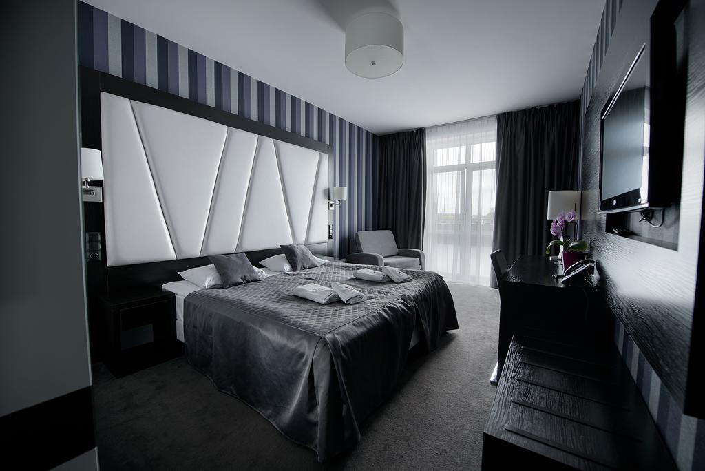 Hotel Grafit Kostomloty Pierwsze ภายนอก รูปภาพ