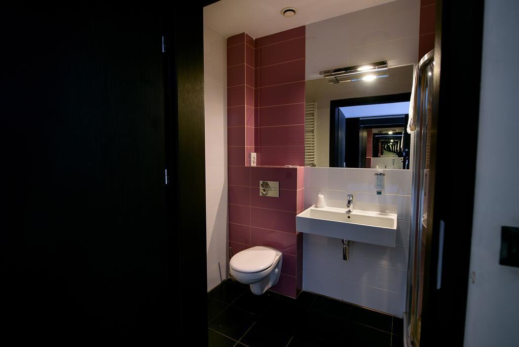 Hotel Grafit Kostomloty Pierwsze ภายนอก รูปภาพ