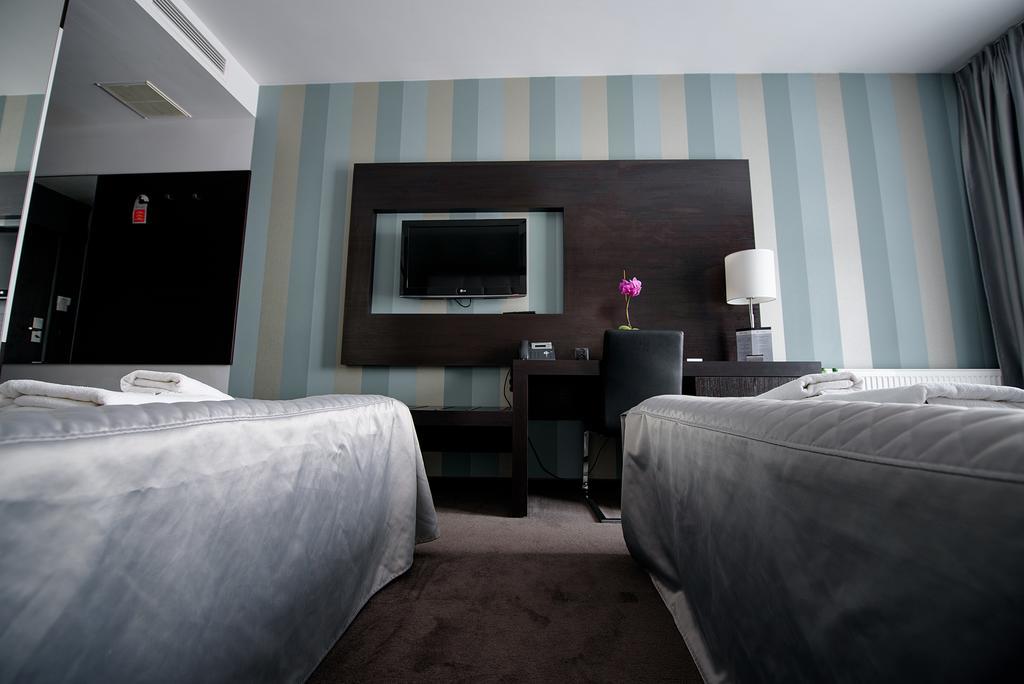 Hotel Grafit Kostomloty Pierwsze ภายนอก รูปภาพ