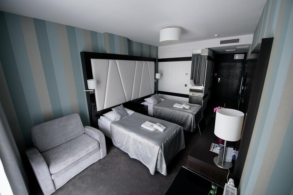 Hotel Grafit Kostomloty Pierwsze ภายนอก รูปภาพ