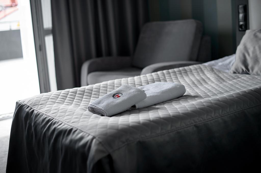 Hotel Grafit Kostomloty Pierwsze ภายนอก รูปภาพ