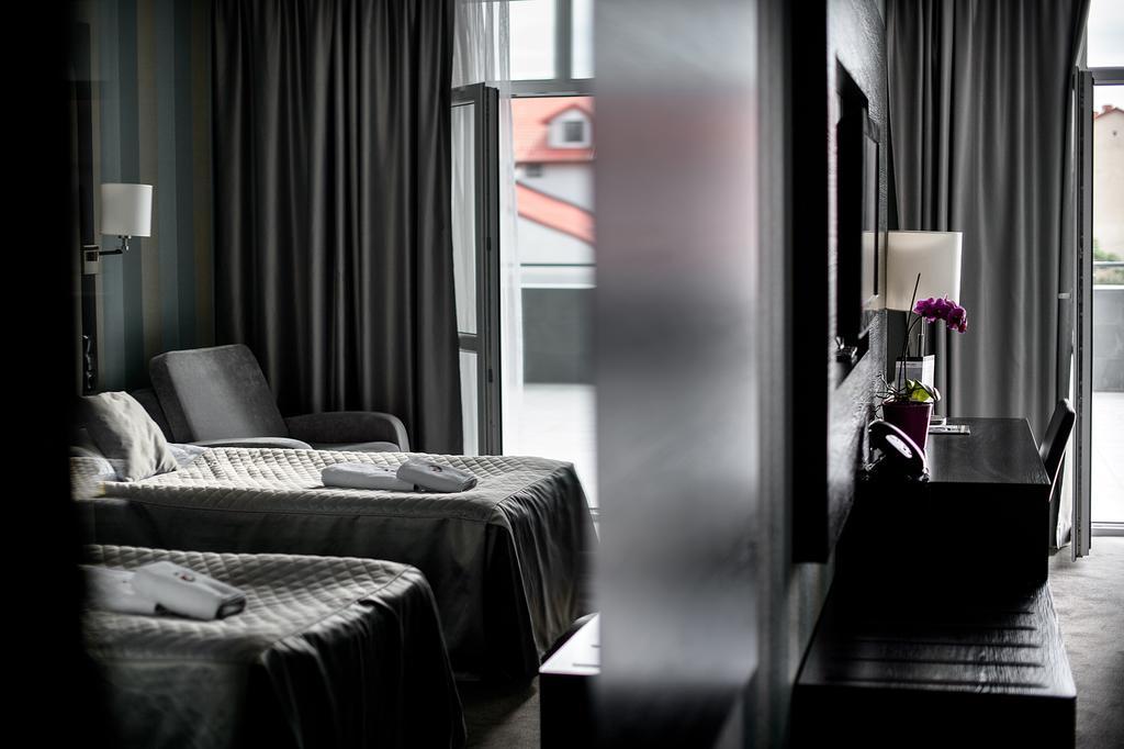 Hotel Grafit Kostomloty Pierwsze ภายนอก รูปภาพ