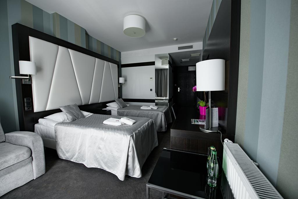 Hotel Grafit Kostomloty Pierwsze ภายนอก รูปภาพ