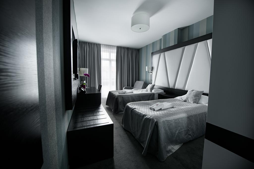 Hotel Grafit Kostomloty Pierwsze ภายนอก รูปภาพ