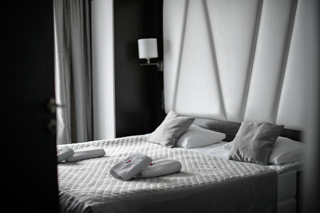 Hotel Grafit Kostomloty Pierwsze ภายนอก รูปภาพ