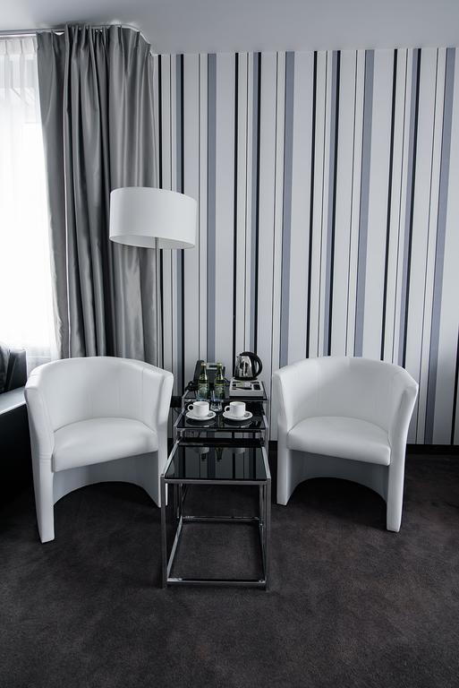 Hotel Grafit Kostomloty Pierwsze ภายนอก รูปภาพ