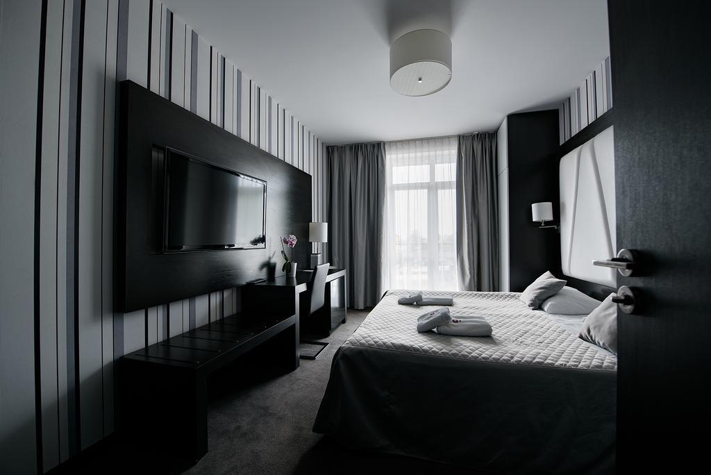 Hotel Grafit Kostomloty Pierwsze ภายนอก รูปภาพ