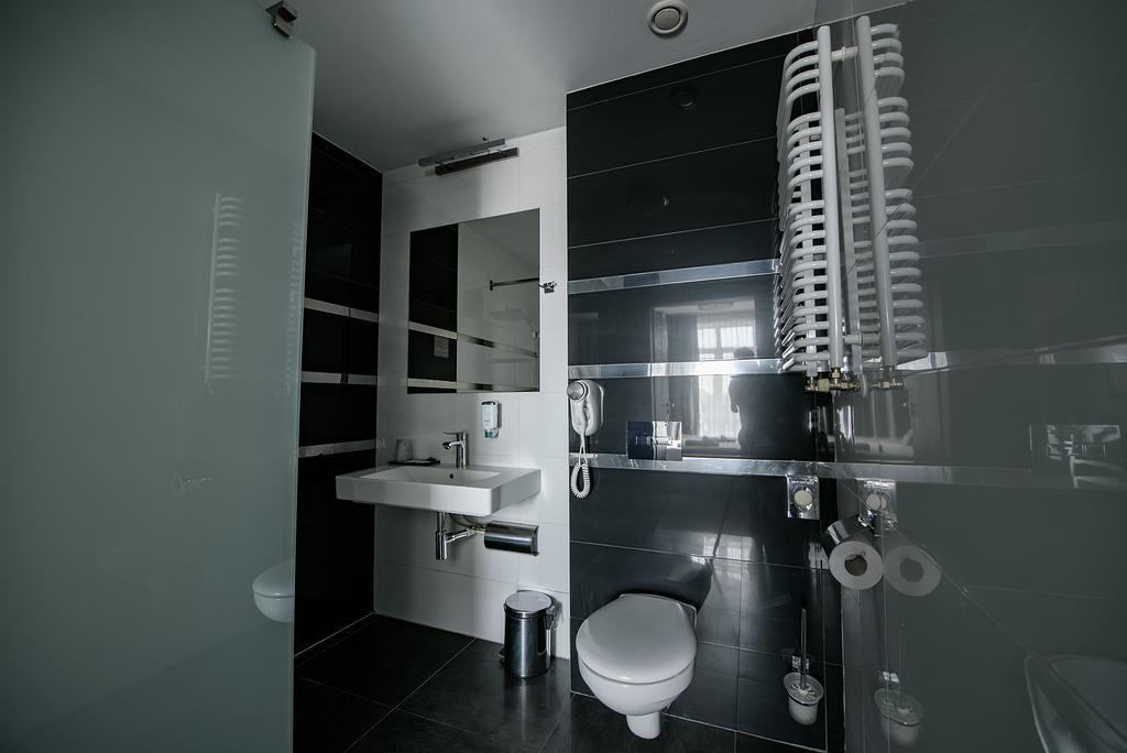 Hotel Grafit Kostomloty Pierwsze ภายนอก รูปภาพ