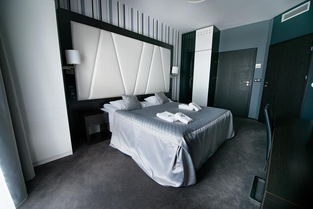 Hotel Grafit Kostomloty Pierwsze ภายนอก รูปภาพ