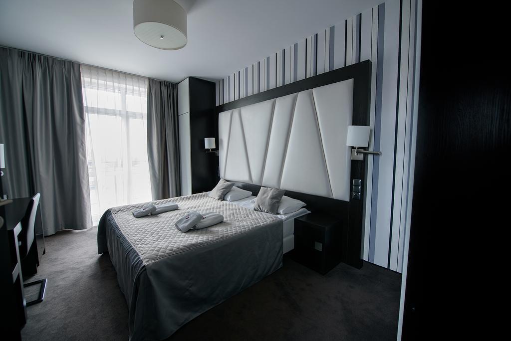Hotel Grafit Kostomloty Pierwsze ภายนอก รูปภาพ