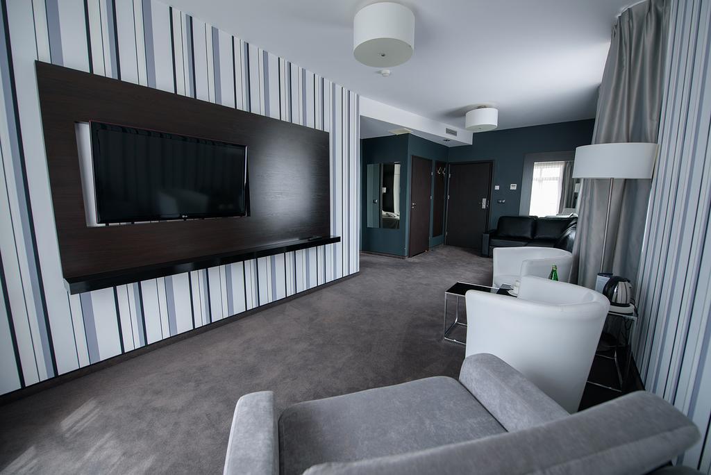 Hotel Grafit Kostomloty Pierwsze ภายนอก รูปภาพ