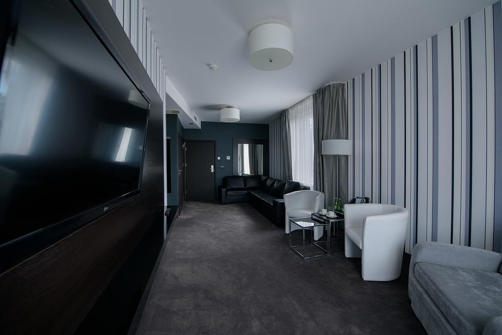 Hotel Grafit Kostomloty Pierwsze ภายนอก รูปภาพ