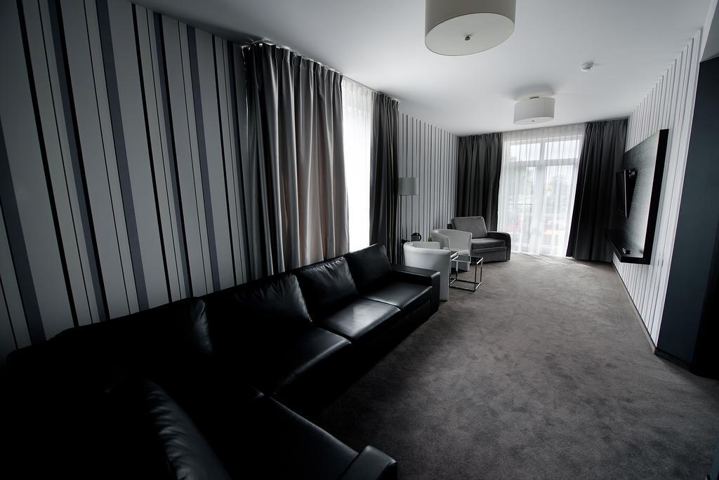 Hotel Grafit Kostomloty Pierwsze ภายนอก รูปภาพ