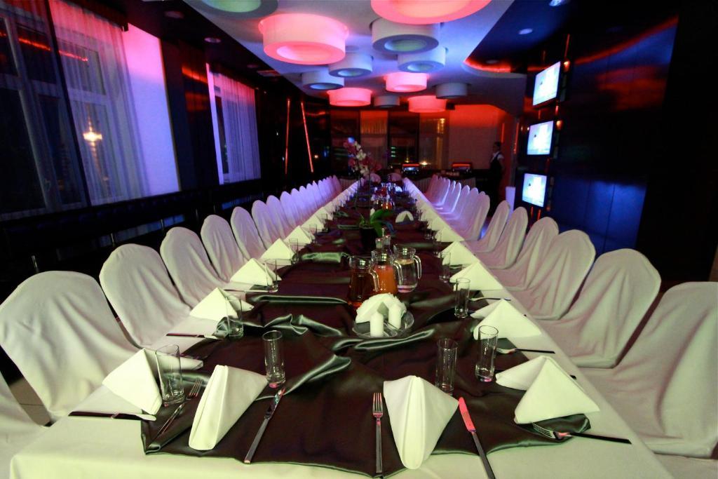 Hotel Grafit Kostomloty Pierwsze ภายนอก รูปภาพ