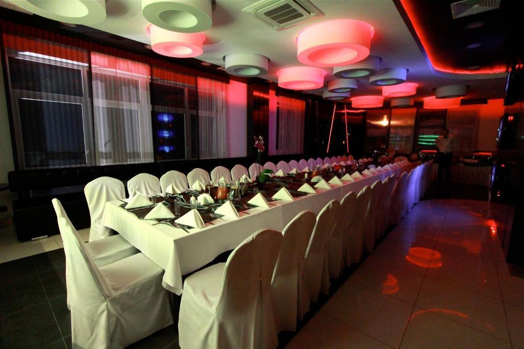 Hotel Grafit Kostomloty Pierwsze ภายนอก รูปภาพ